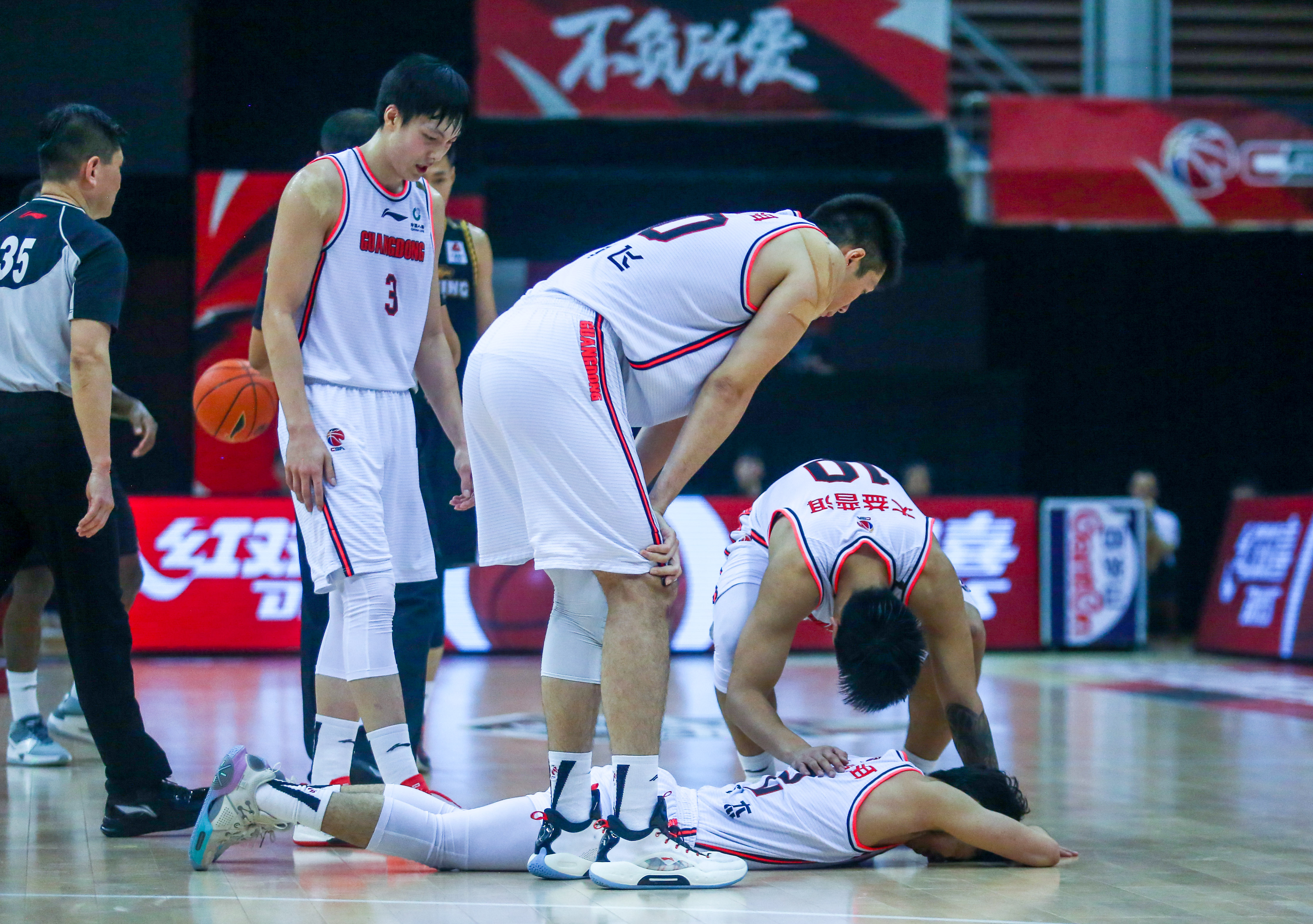 新疆男篮战胜劲敌，乐在其中