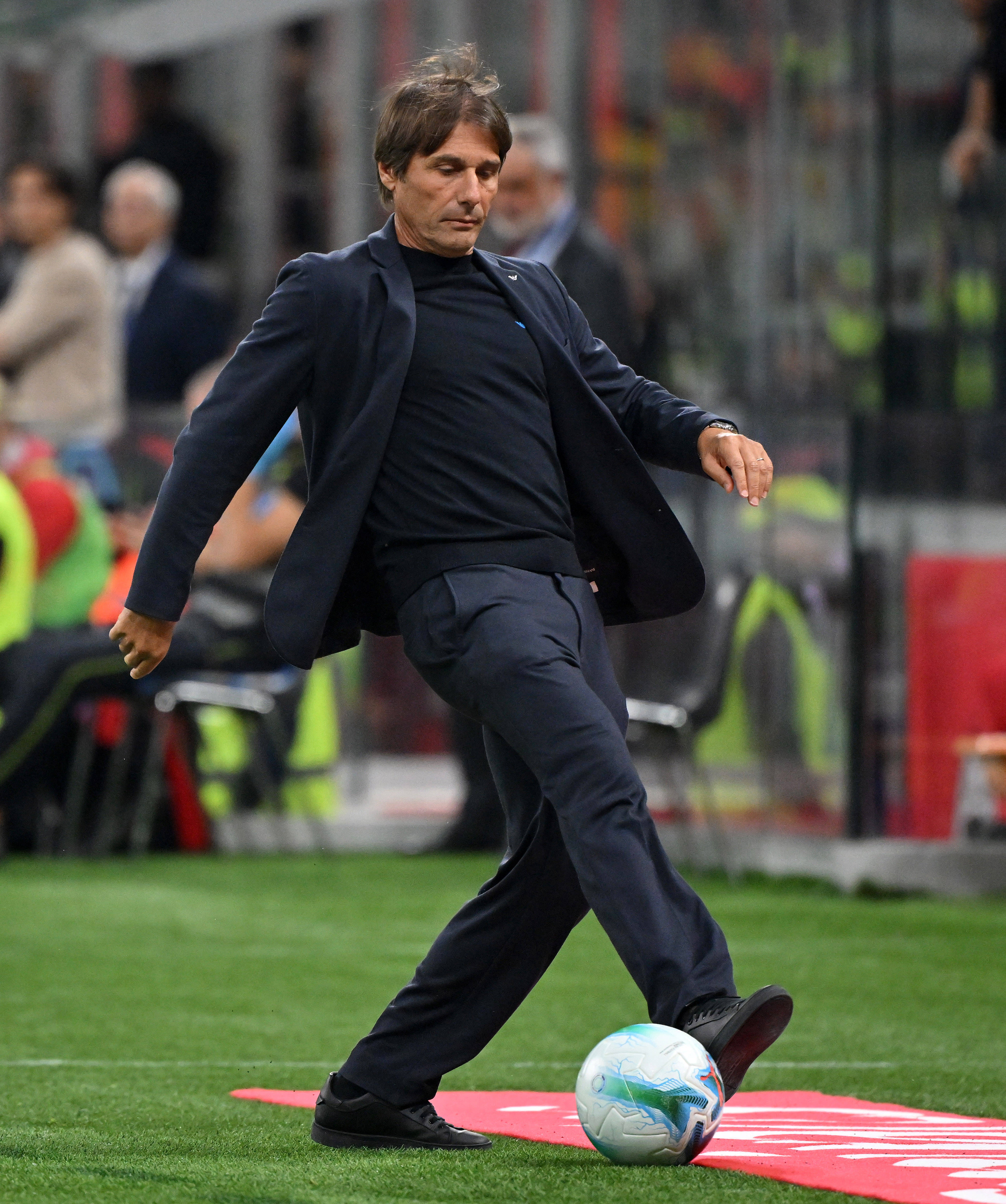 关于AC米兰主场胜那不勒斯，轻松拿下三分的信息