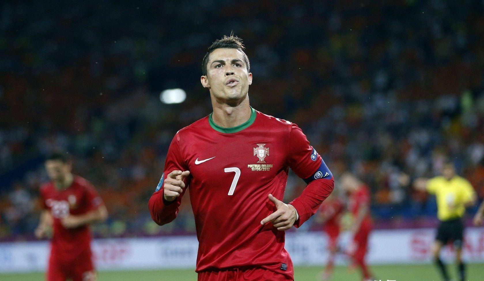 关于葡萄牙以不败战绩领先小组，力争欧锦赛冠军荣耀的信息